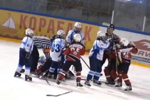 Attēlu rezultāti vaicājumam “young ice hockey players fights”