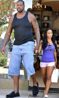 shaq-holding-girlfriends-hand-246x410.jpg