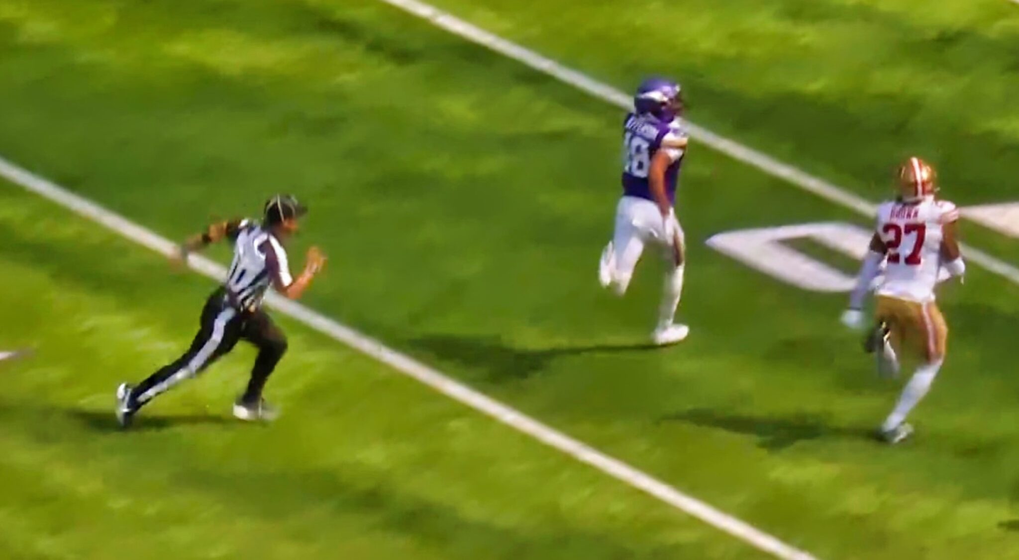 Video Speedy Nfl Ref Is Blowing Everyone S Mind As Footage Shows Him