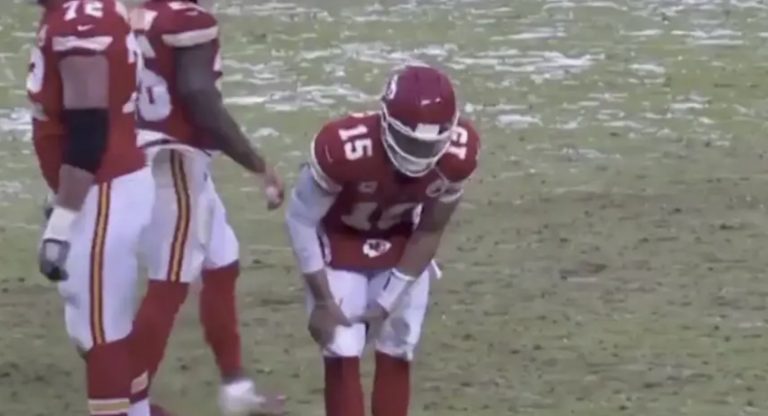 Patrick Mahomes Limping After Knee Bends Awkwardly Vs Colts (VIDEO)