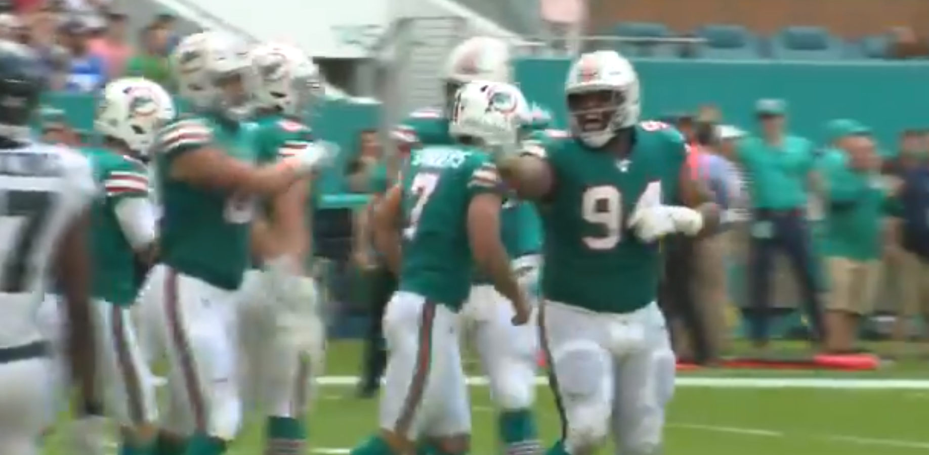 Christian Wilkins laughs at Eagles after Dolphins convert trick