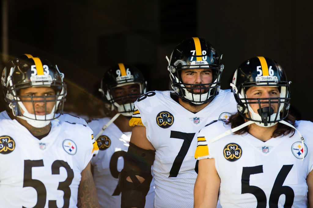 Steelers' Alejandro Villanueva covers name of police shooting victim on  helmet with name of military veteran 