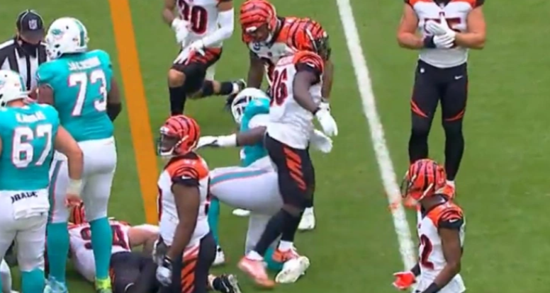 Bengals' Quinton Spain tried following Dolphins into tunnel after heated  game