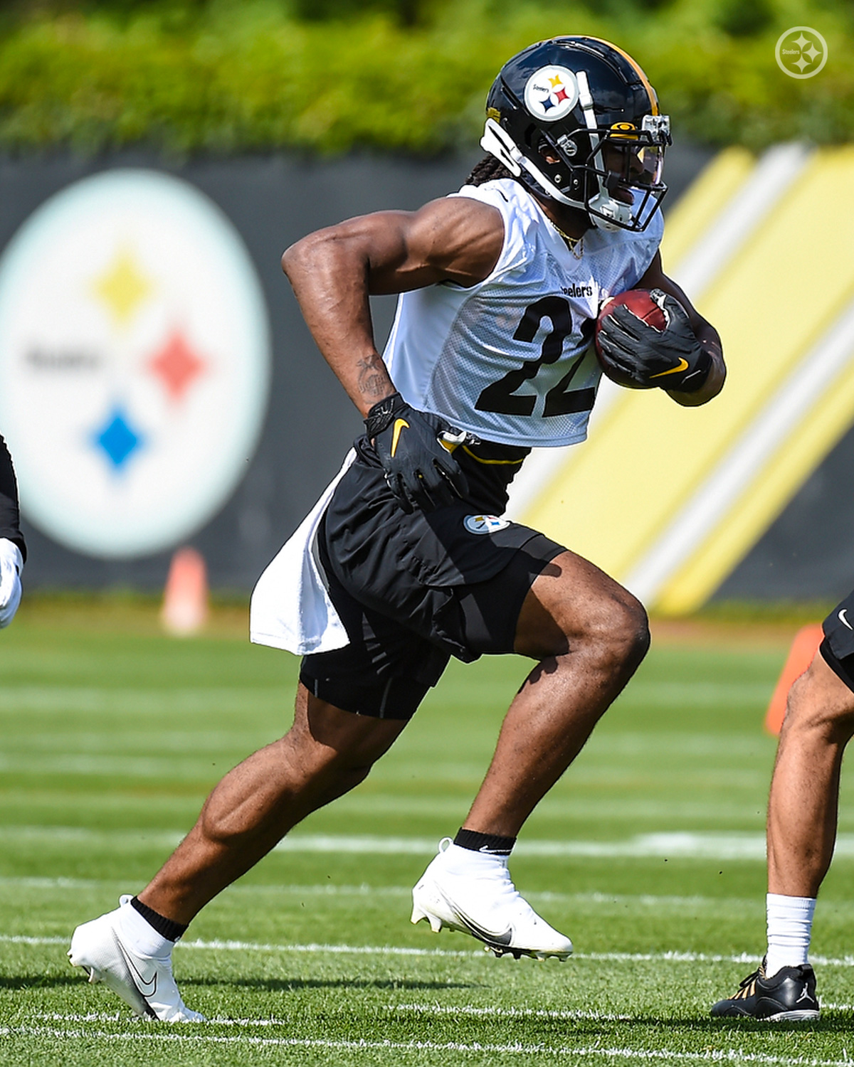 Social Media Thinks Steelers Rookie Najee Harris Has A Football Embedded In His Calf Tweets 