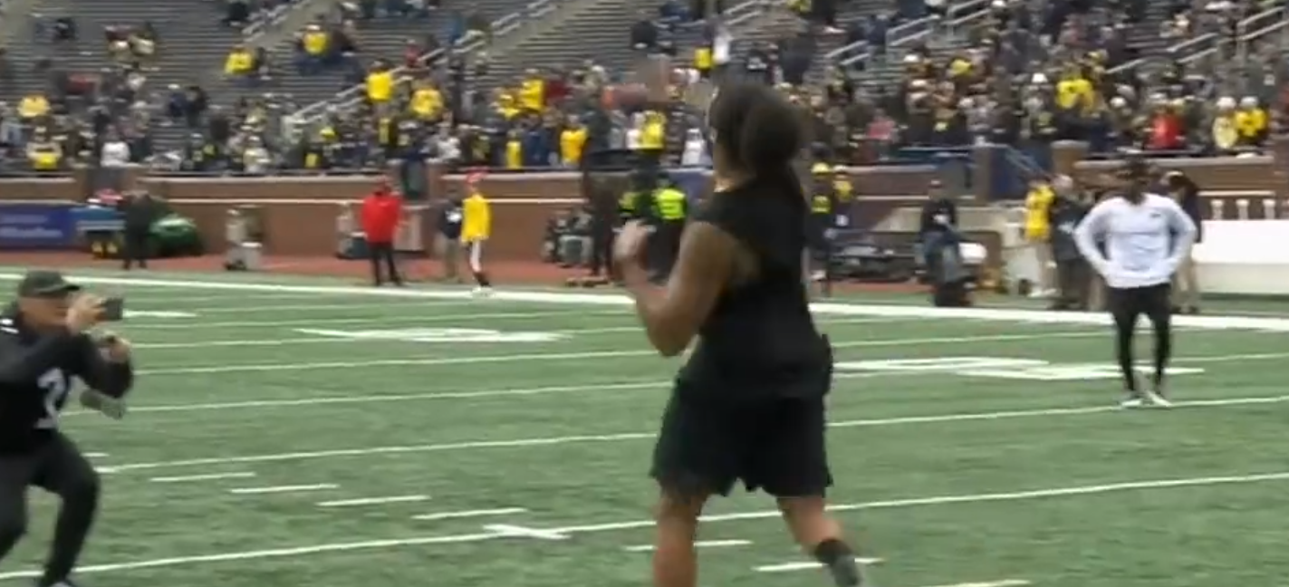 Colin Kaepernick shows off skills at Michigan spring game