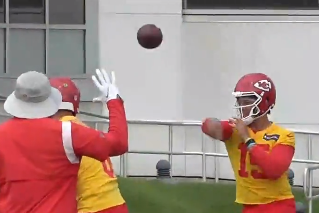 Patrick Mahomes Tosses One Of The Most Ridiculous No Look Passes Ever Seen In Practice Video