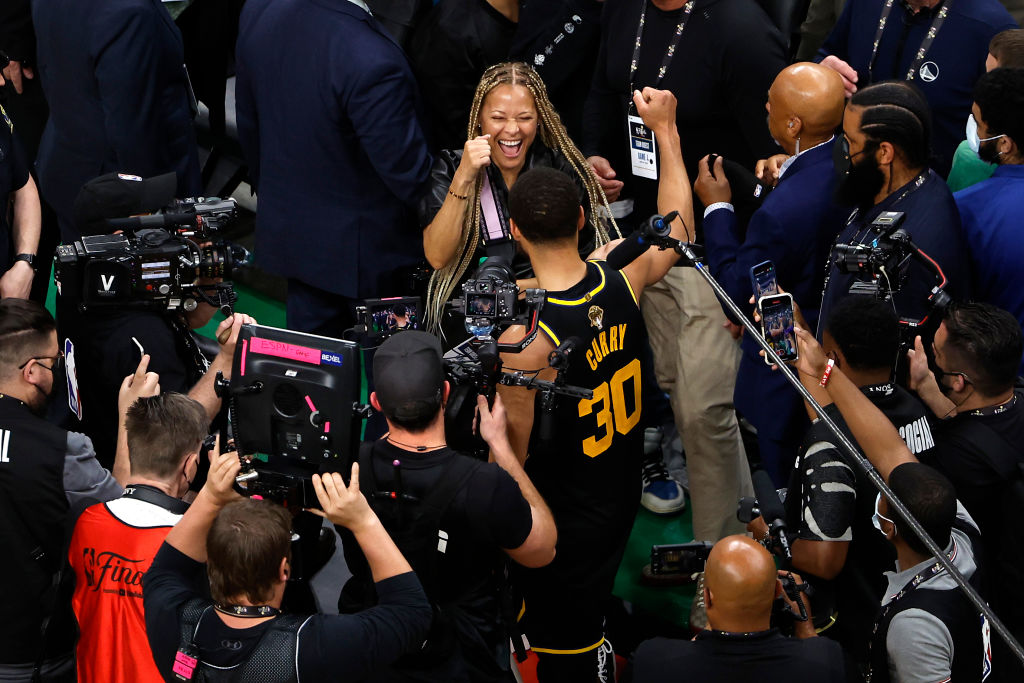 Dell Curry Shows Up With New Girlfriend To Watch Steph Curry Play At Game 4  Of NBA Finals And Goes Viral - BroBible