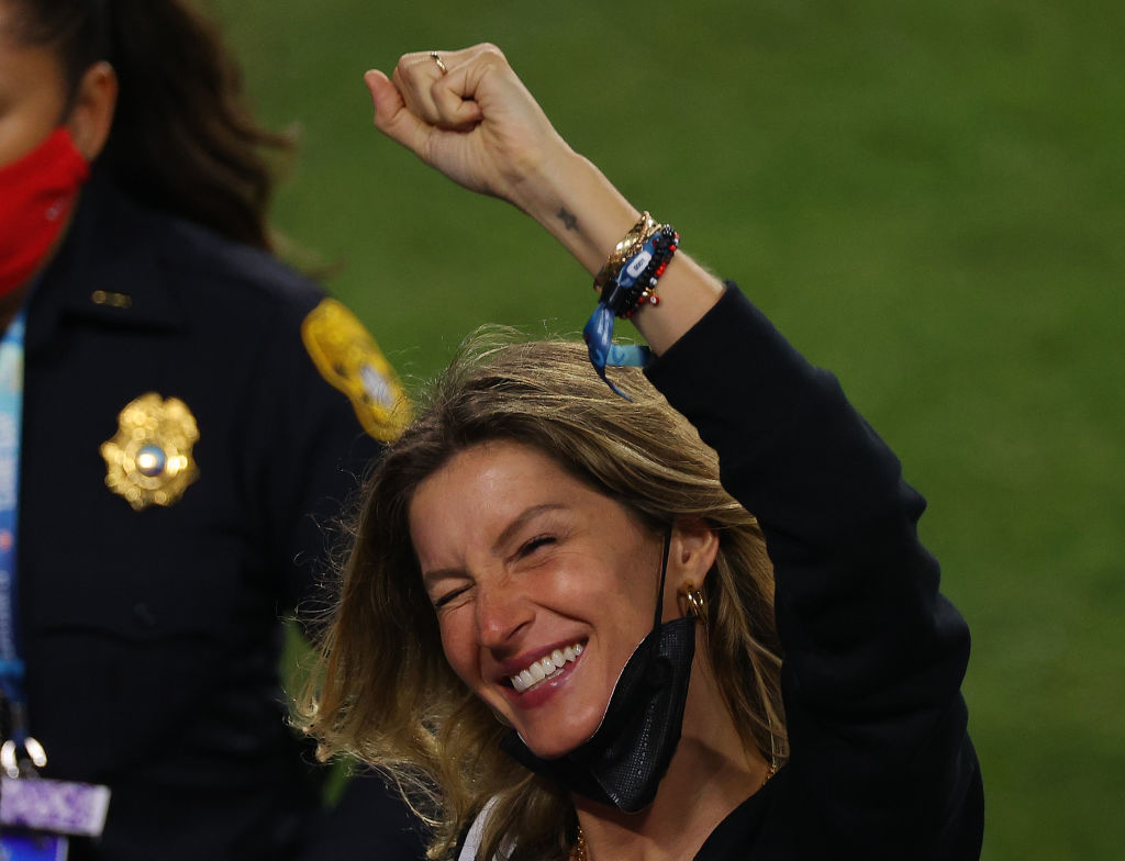 Gisele Bündchen seen crying on phone amid Tom Brady drama