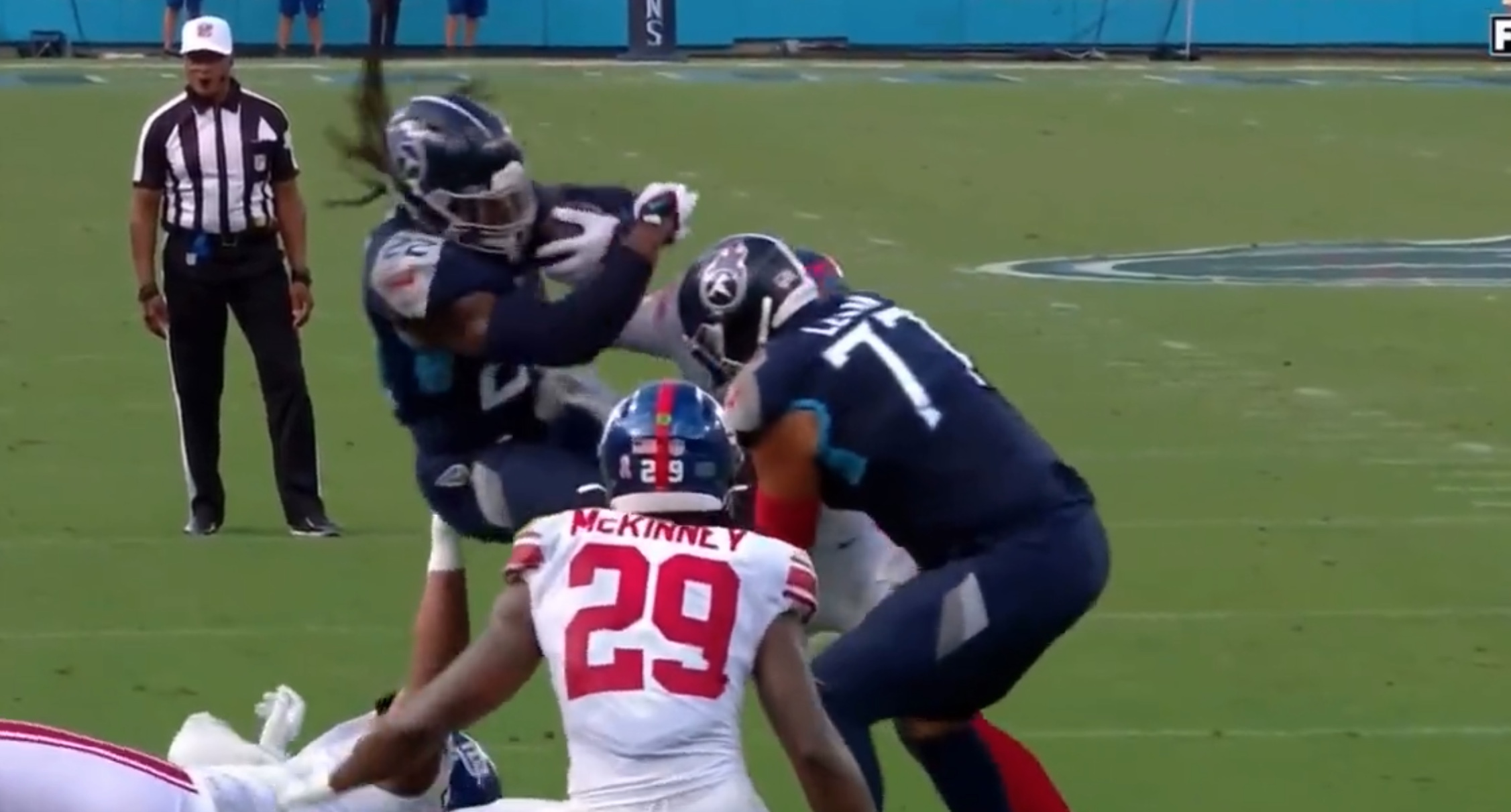 Titans RB Derrick Henry Got Completely Blown Up By Giants LB Tae ...