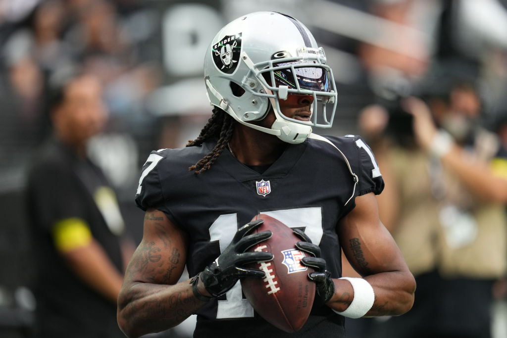 Raiders WR Davante Adams Shoves Camera Guy After Heartbreaking 30-29 Loss  To The Chiefs