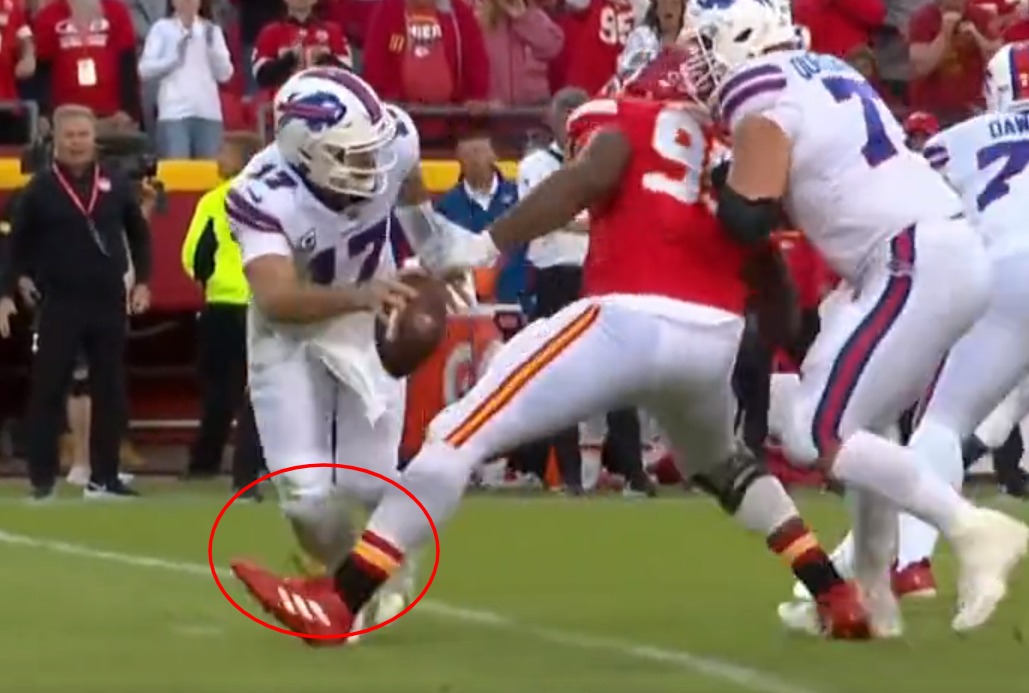 Ex-NFL Official Blasts Missed Call in Chiefs-Bills Game