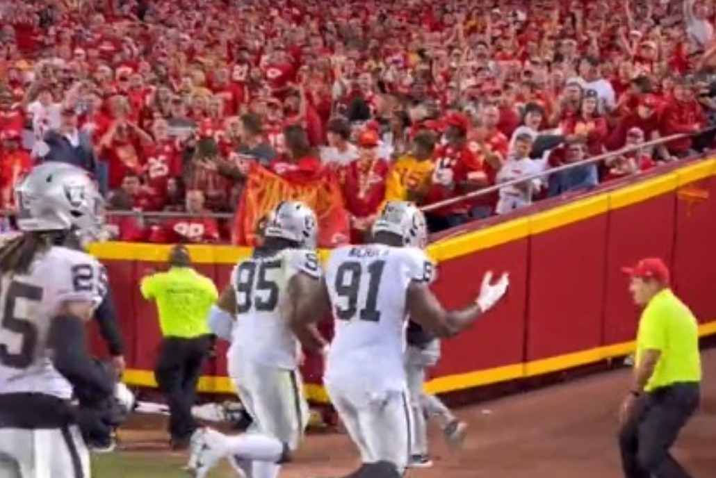 Disgusting Chiefs Fans Throwing Beer At Raiders Players