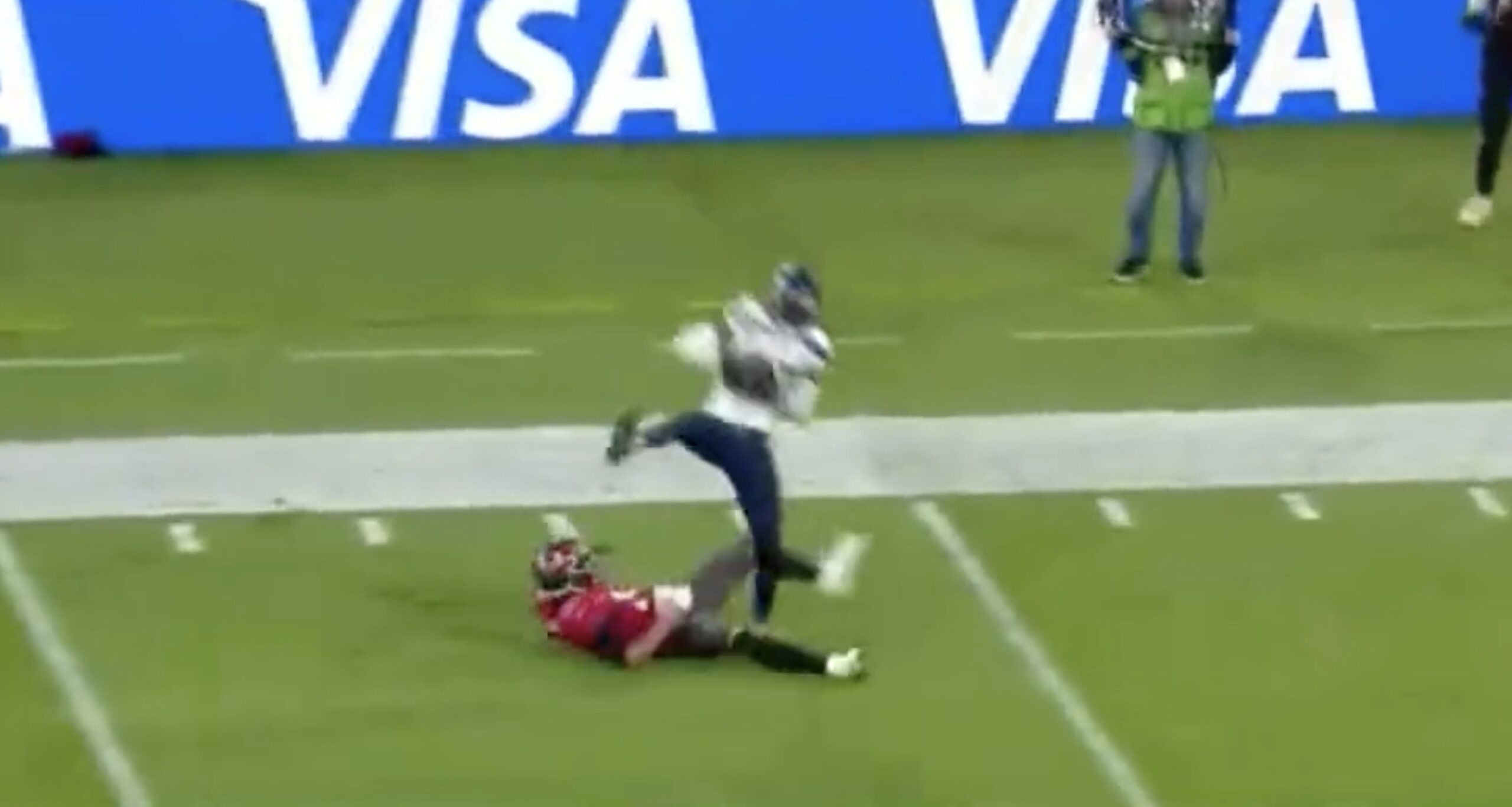 Watch Seahawks CB Tariq Woolen intercept Leonard Fournette pass to … Tom  Brady