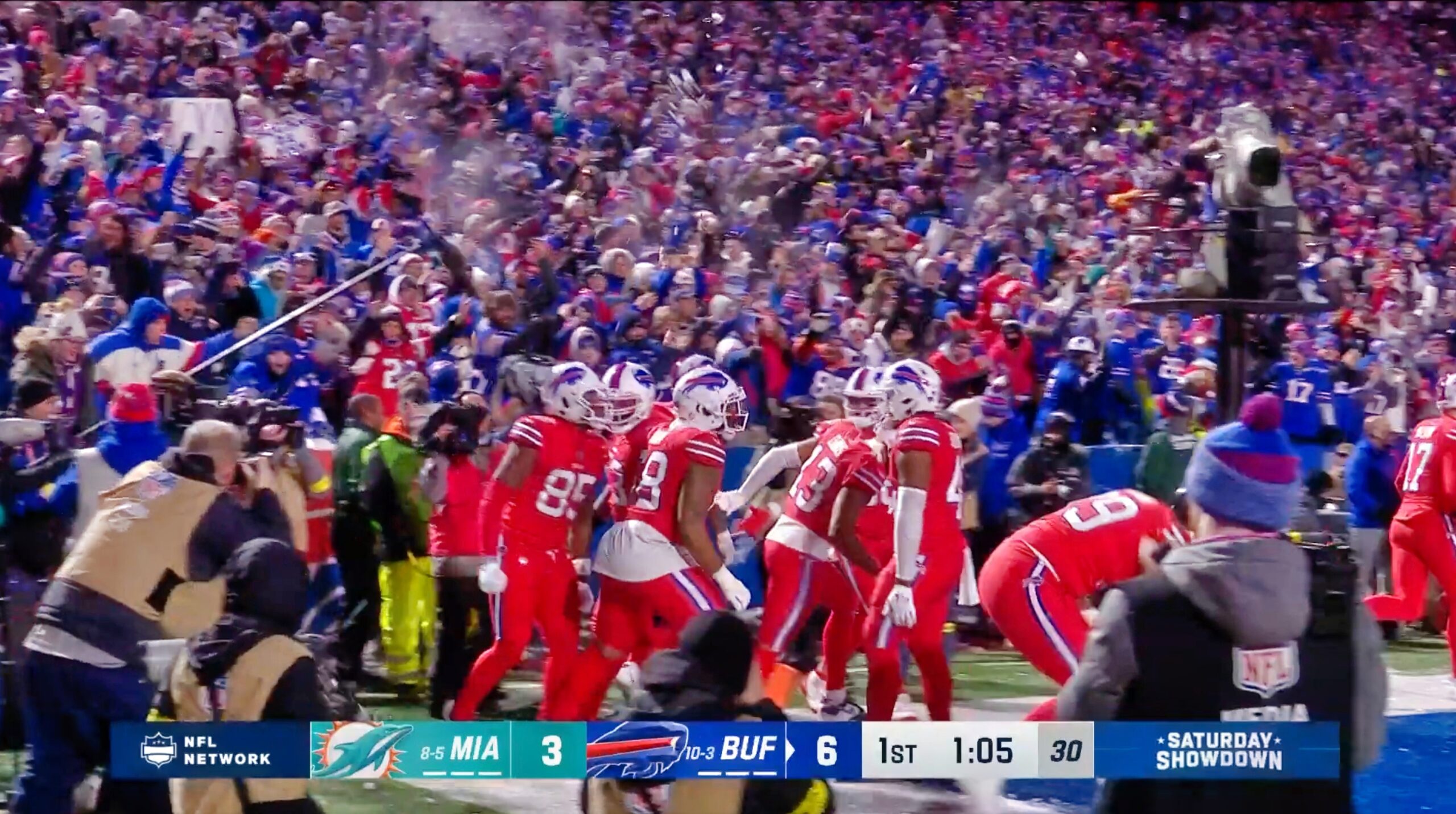 Bills fans throw snowballs to celebrate first touchdown vs. Dolphins