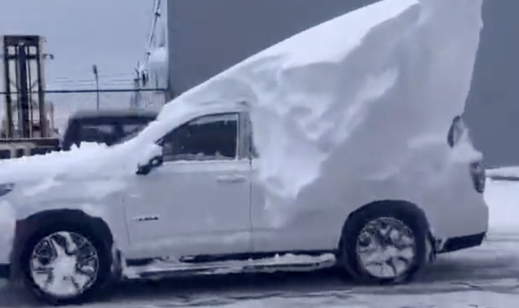 Buffalo Bills players dig cars out of snow after arriving back in