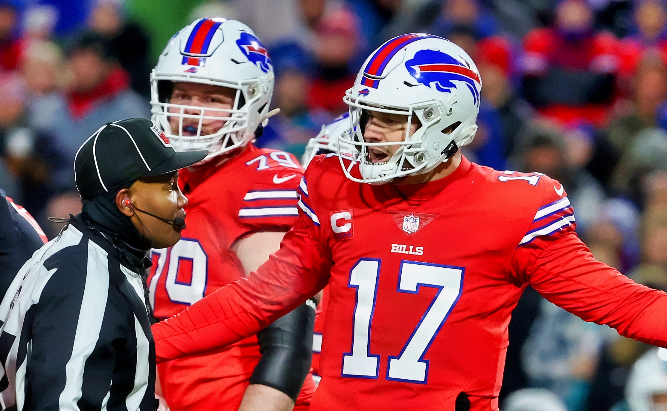 Referees do not penalize Bills after Buffalo fans pelt Dolphins players  with snowballs