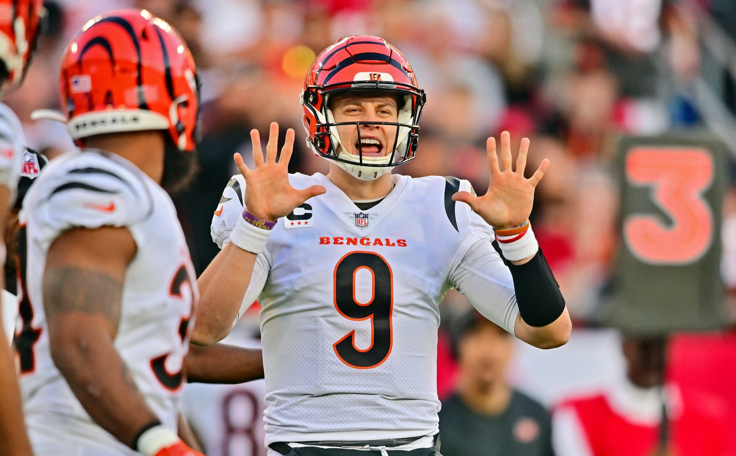 Joe Burrow treated for pinky injury during Bengals vs. Buccaneers