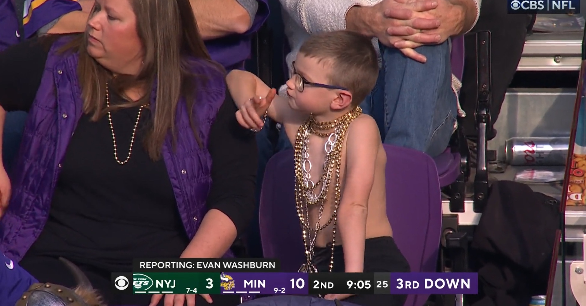 Vikings' Kirk Cousins makes request after seeing shirtless mini-me