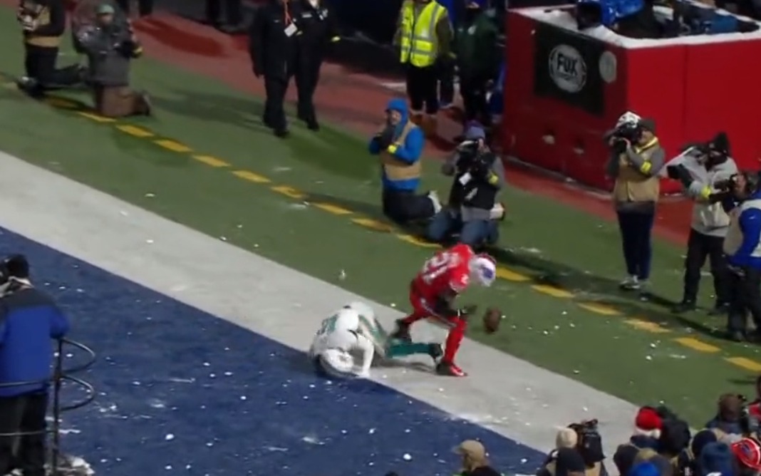 Snowballs impact Bills-Dolphins NFL game as fans pelt players