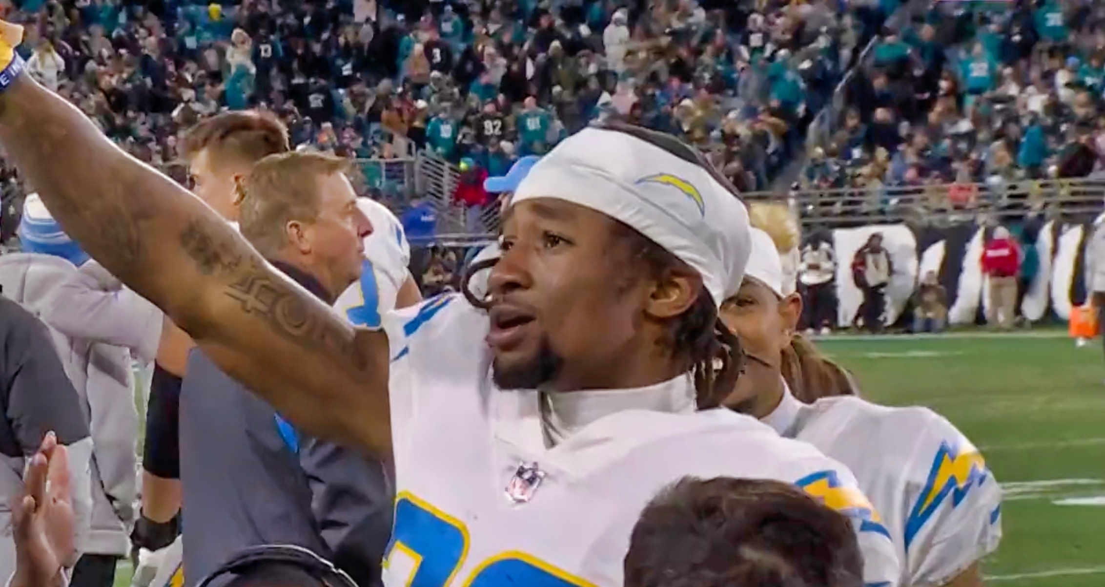 Chargers DB Asante Samuel Jr. Ruthlessly Taunts Trevor Lawrence And The  Jaguars Fans After Third INT Of Game (VIDEO)