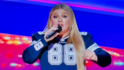 Kelly Clarkson in cowboys jersey