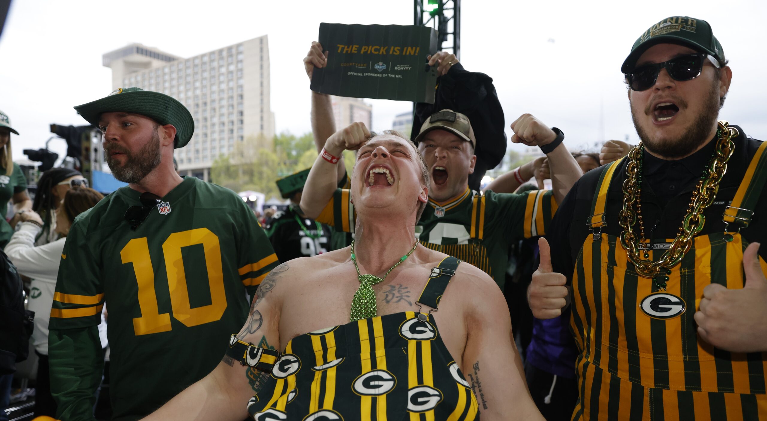 Justin Jones: Packers fans are really shitty : r/nfl