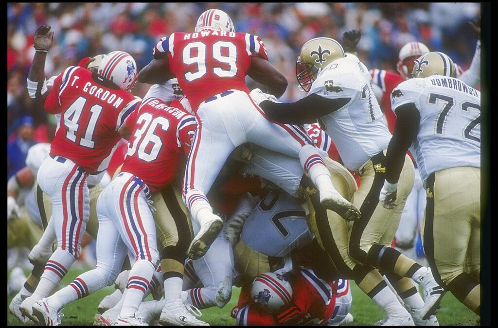 Wide receiver Ernest Givens of the Houston Oilers high fives News Photo  - Getty Images