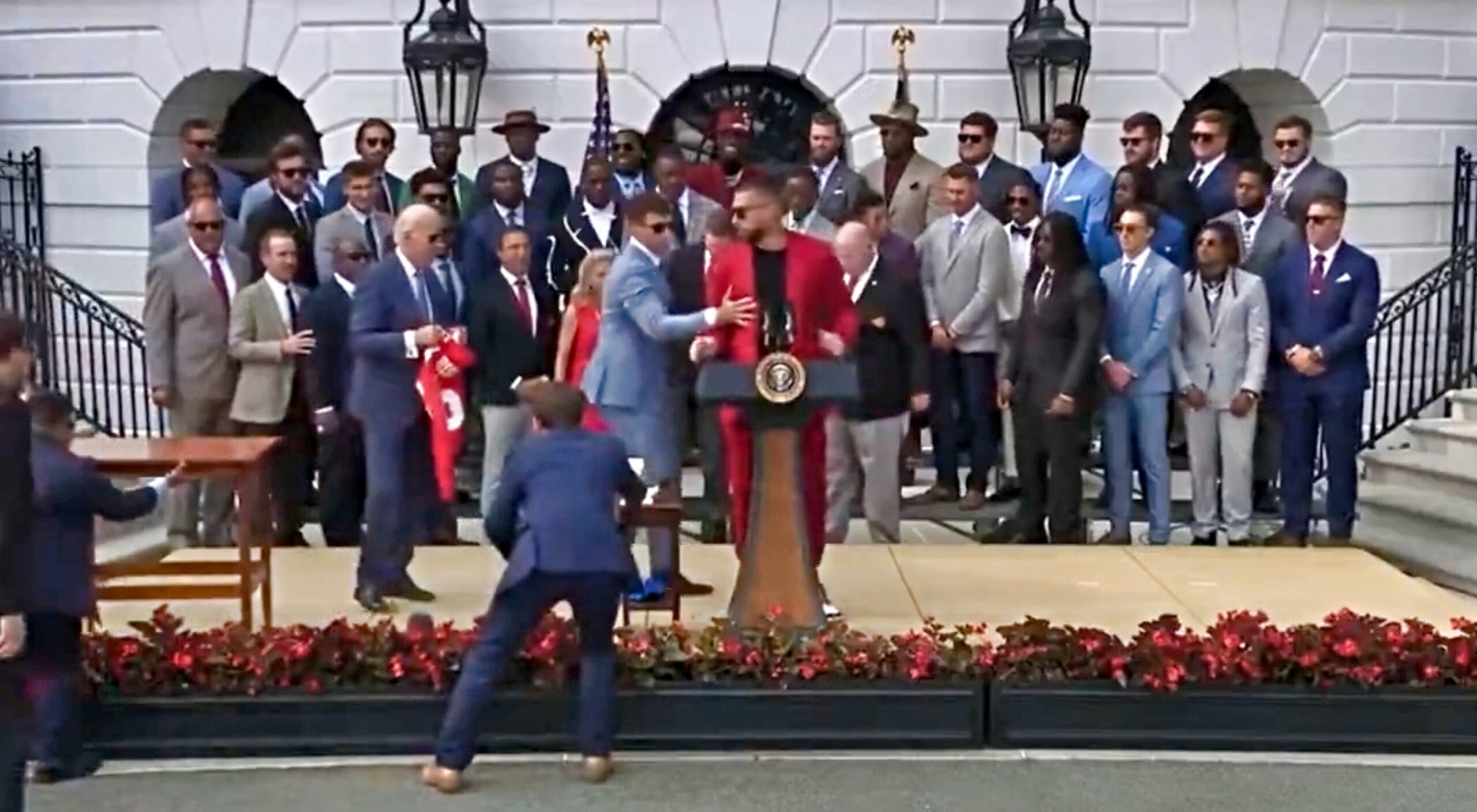 Patrick Mahomes stops Travis Kelce with open mic at White House