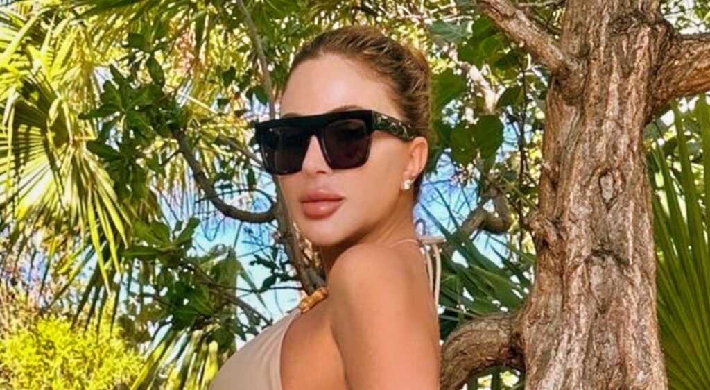 Larsa Pippen poses for the camera in sunglasses.