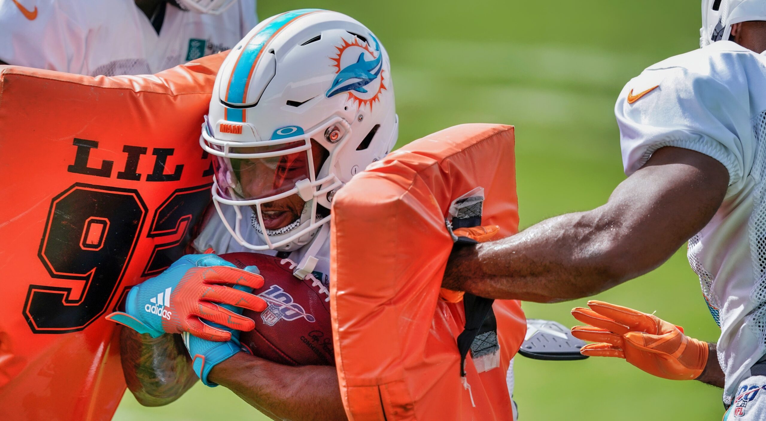 Minnesota Vikings to sign ex-Miami Dolphins running back Myles