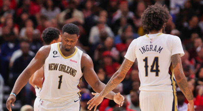 Zion Williamson and brandon Ingram celebrating basket