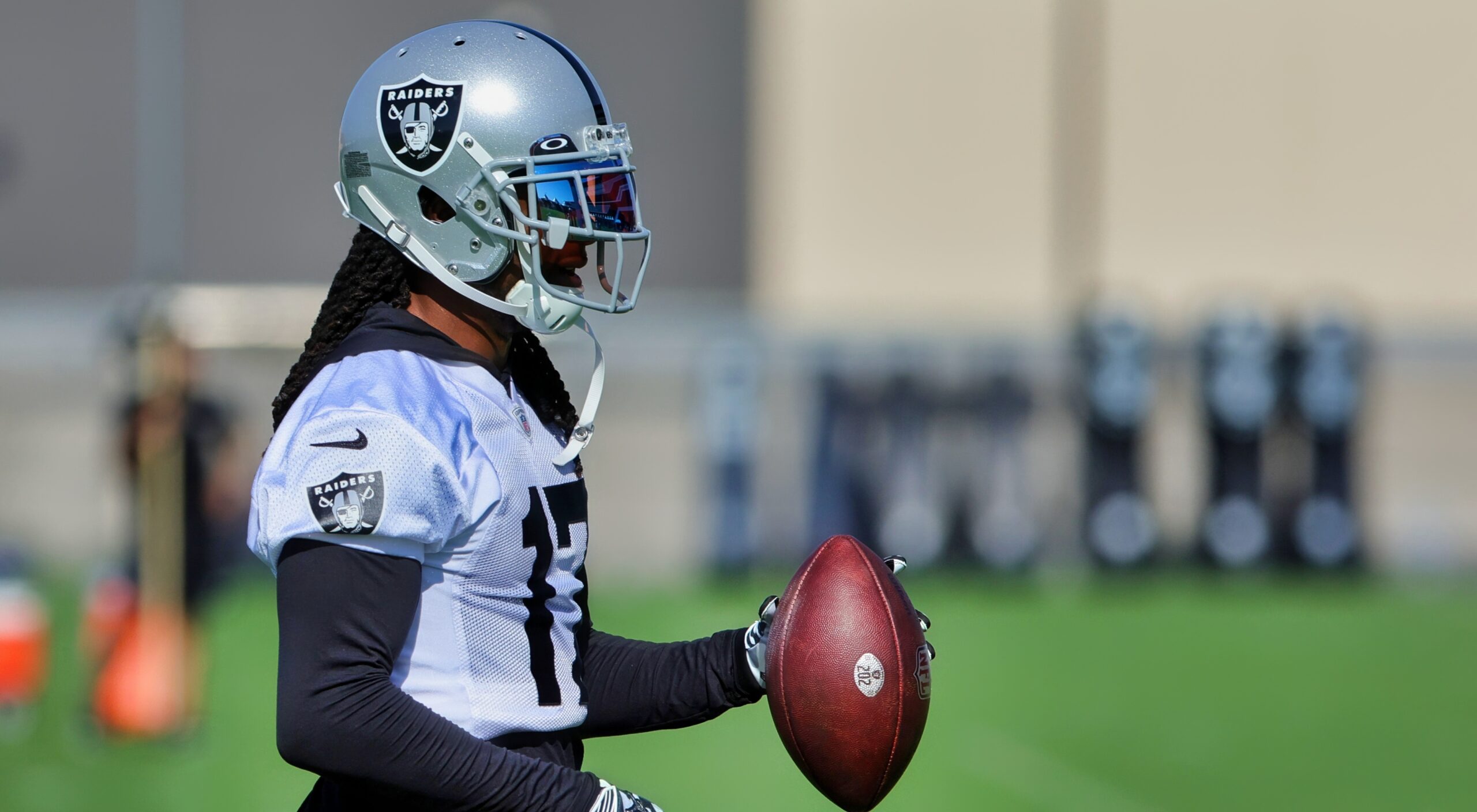 Injury scare for the Raiders as Davante Adams limps out of training