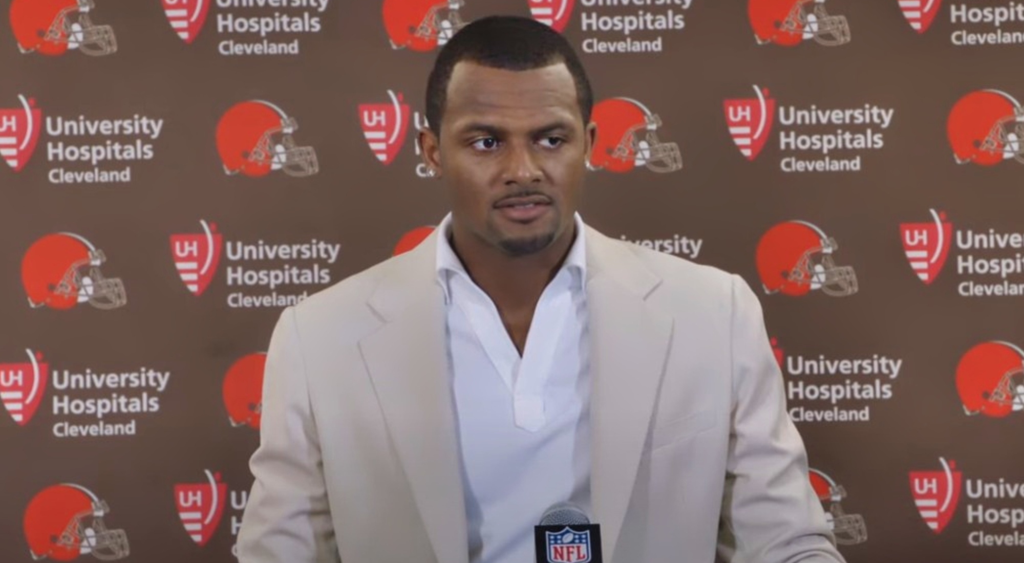 Deshaun Watson gets into argument, shoves referee on Monday Night Football  - On3