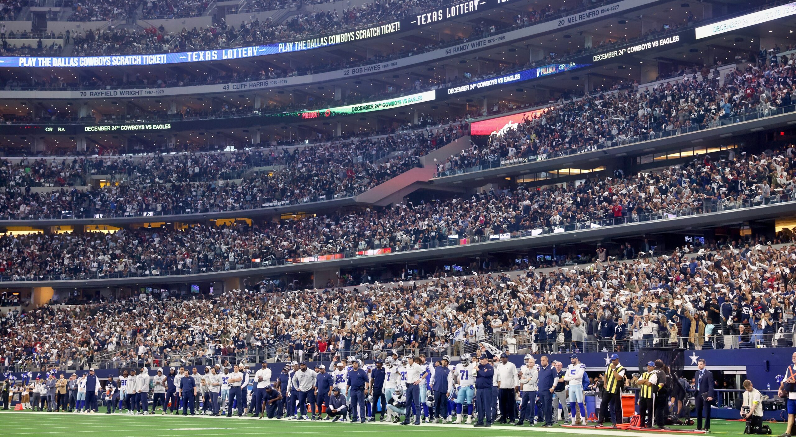 Qué le pasó a Sharrif Floyd, entrenador asistente de los Cowboys?