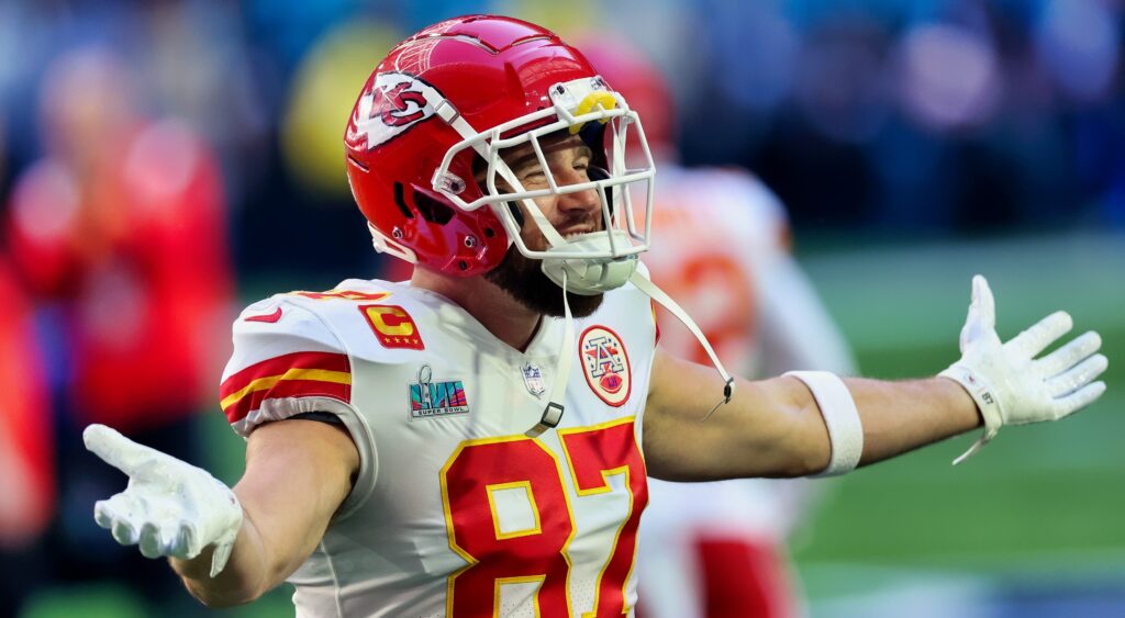 Travis Kelce of Kansas City Chiefs warming up.