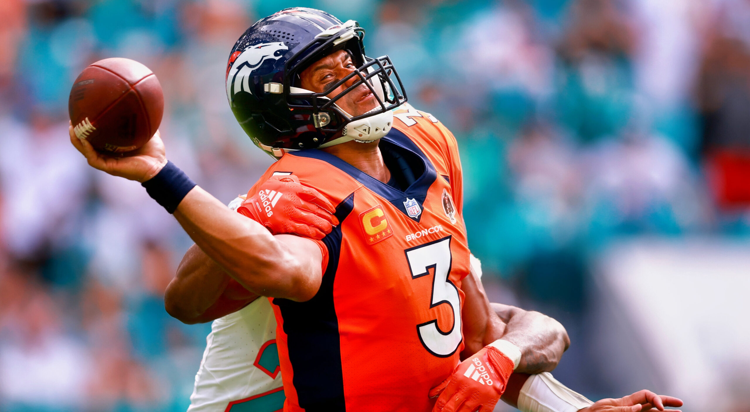 Tennessee Titans pass rush menaces Russell Wilson, beat Broncos 17-10