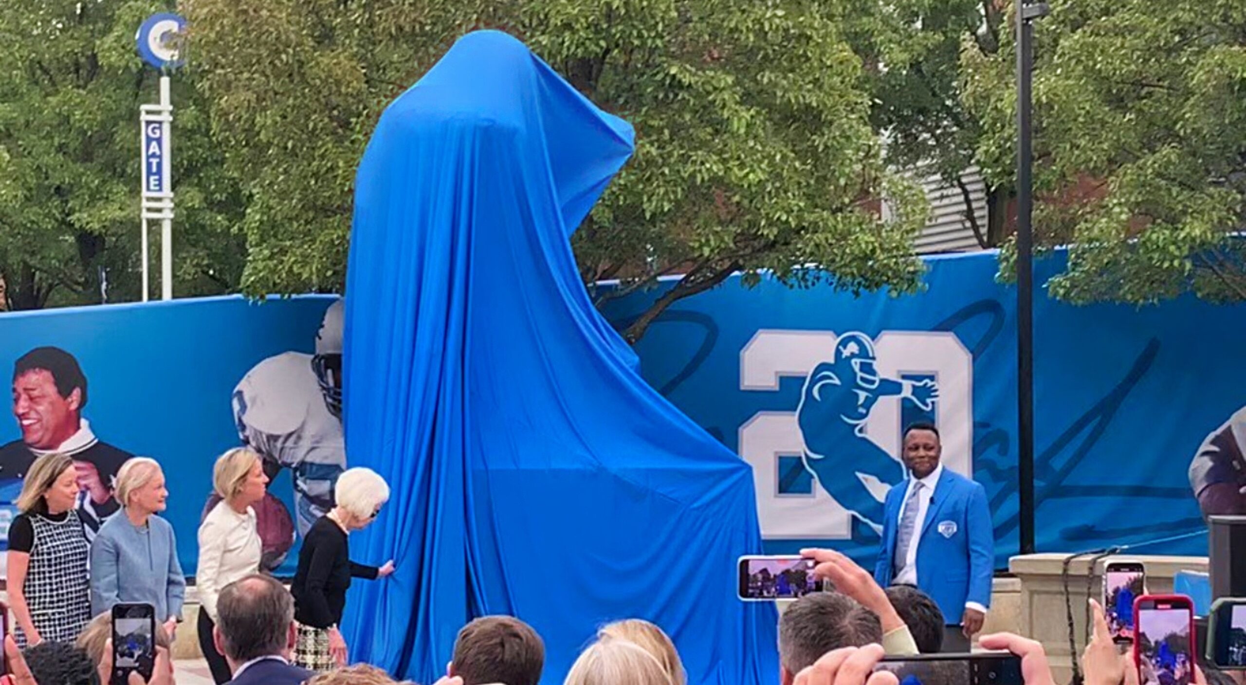 Detroit Lions unveil Barry Sanders statue at Ford Field