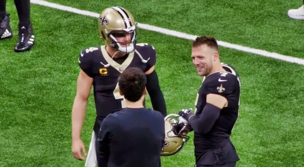 Derek Carr talks with Taysom Hill before a game.