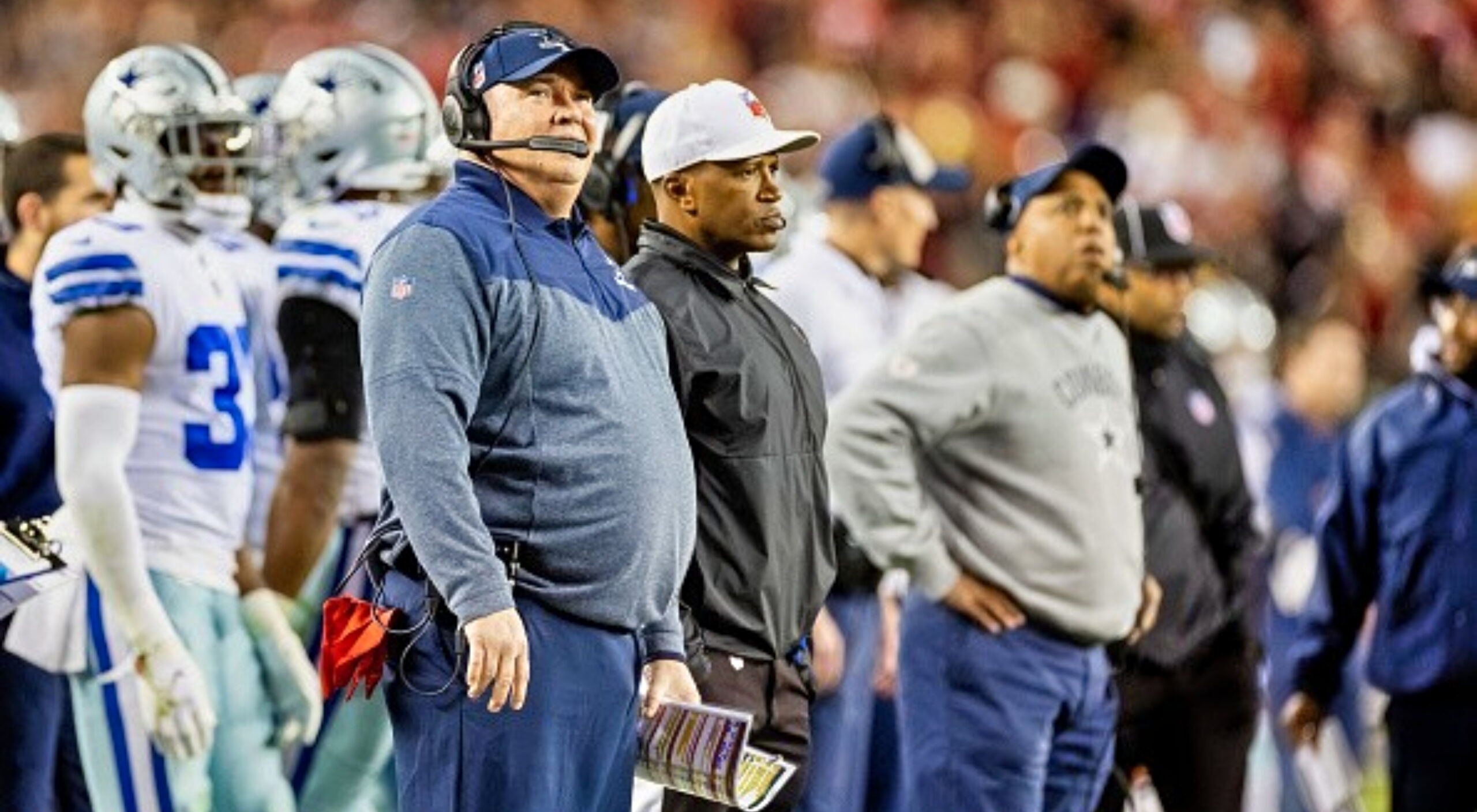 Cowboys assistant coach Sharrif Floyd faints on sideline