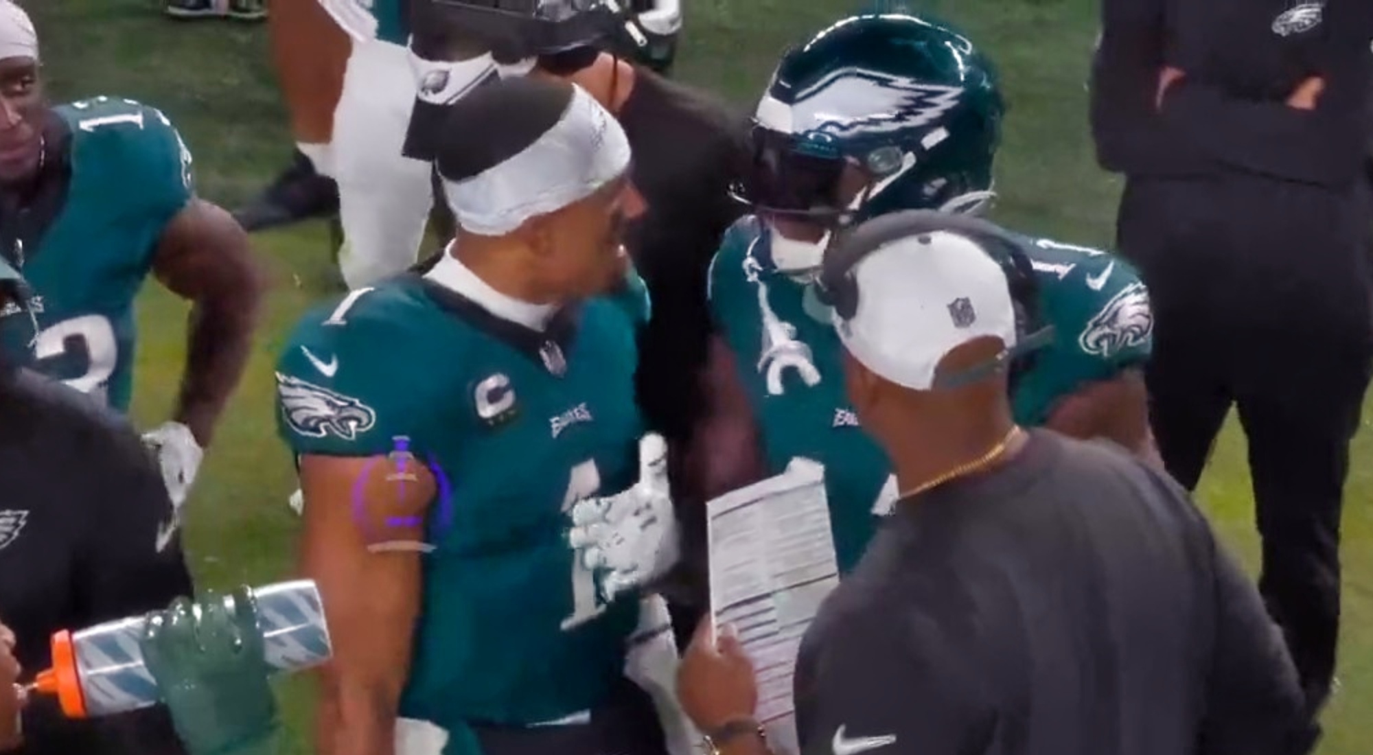 Tanner Phifer] AJ Brown does not seem happy about somethingI wonder what  it is #NFL #NFLnews #Eagles #FlyEaglesFly : r/eagles