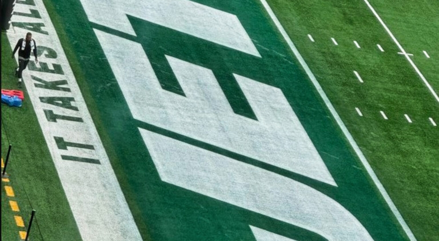 New York Jets End Zone Had Embarrassing Paint Job