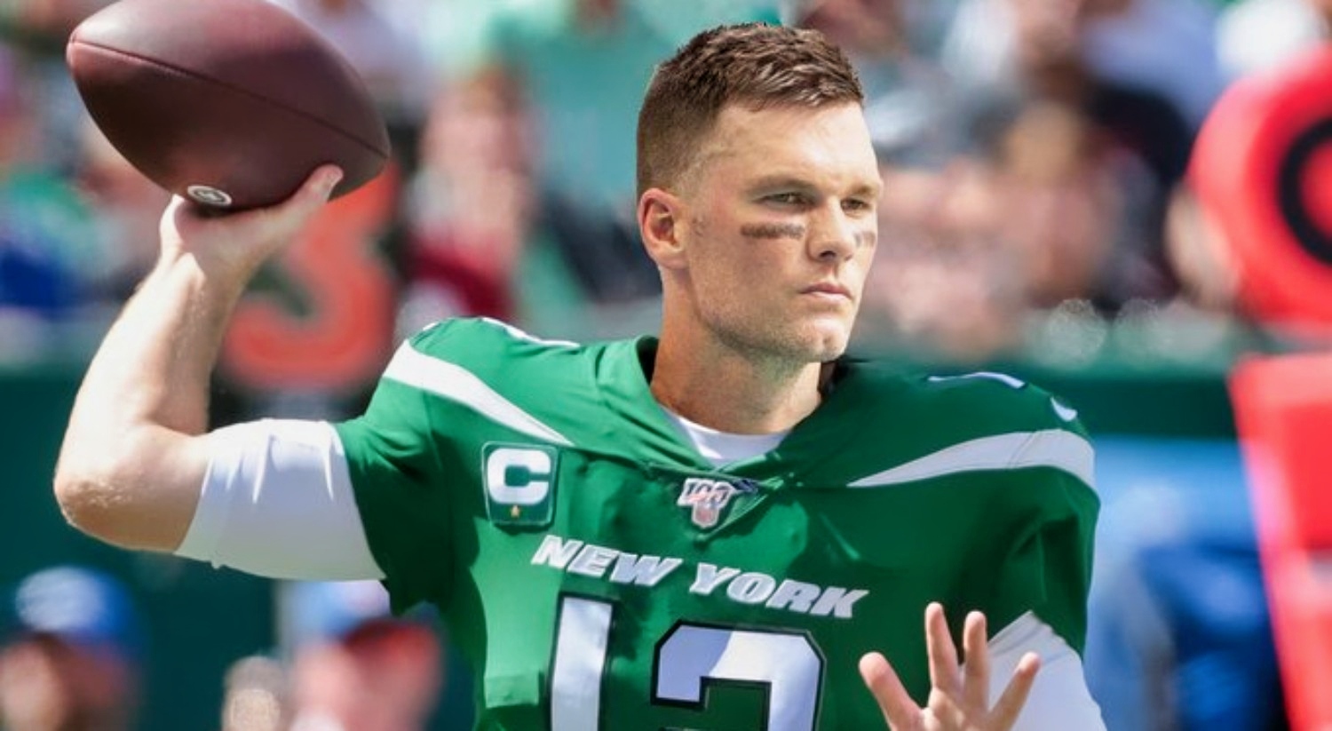Fans Are Calling For Tom Brady To Come Back & Join The Jets