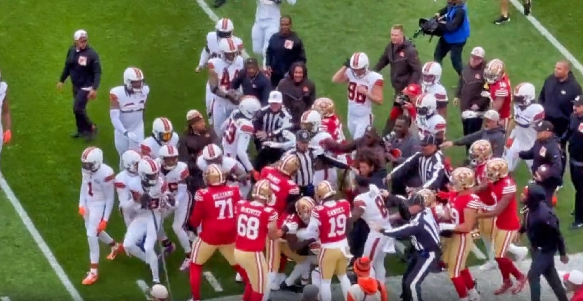 49ers & Browns Got Into Massive Brawl On Field Before Game