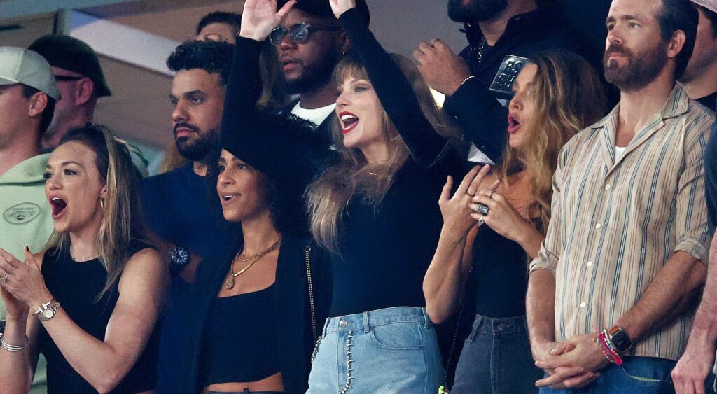 Taylor Swift cheering