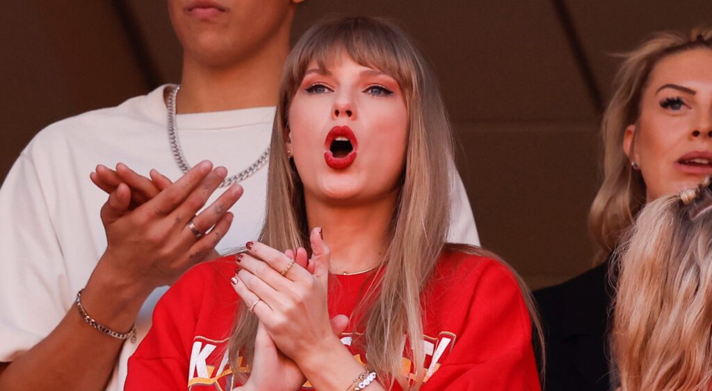 Taylor Swift clapping