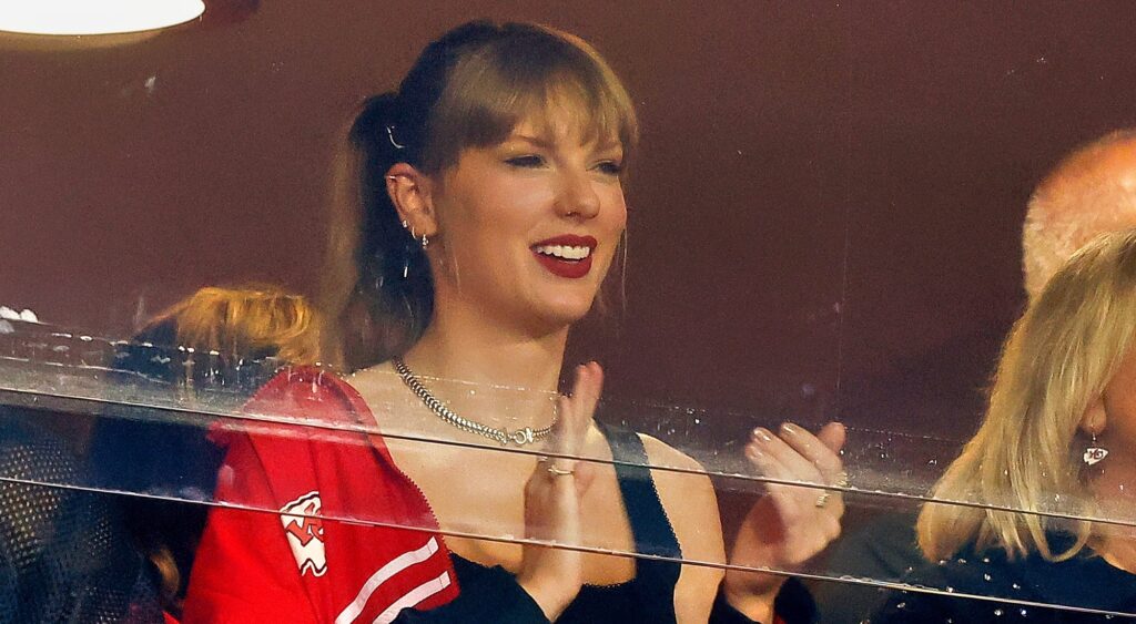 Taylor Swift clapping