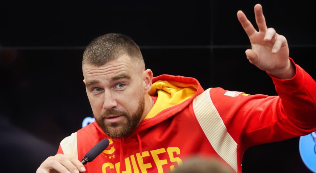 Travis Kelce holding up two fingers