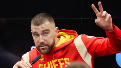 Travis Kelce holding up two fingers