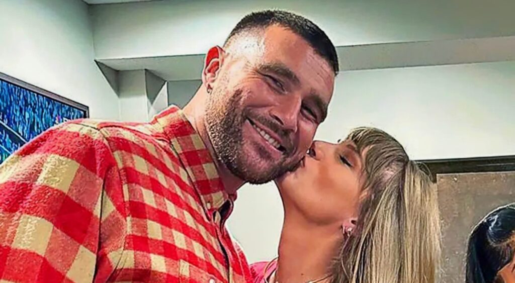 Travis Kelce being kissed by taylor swift