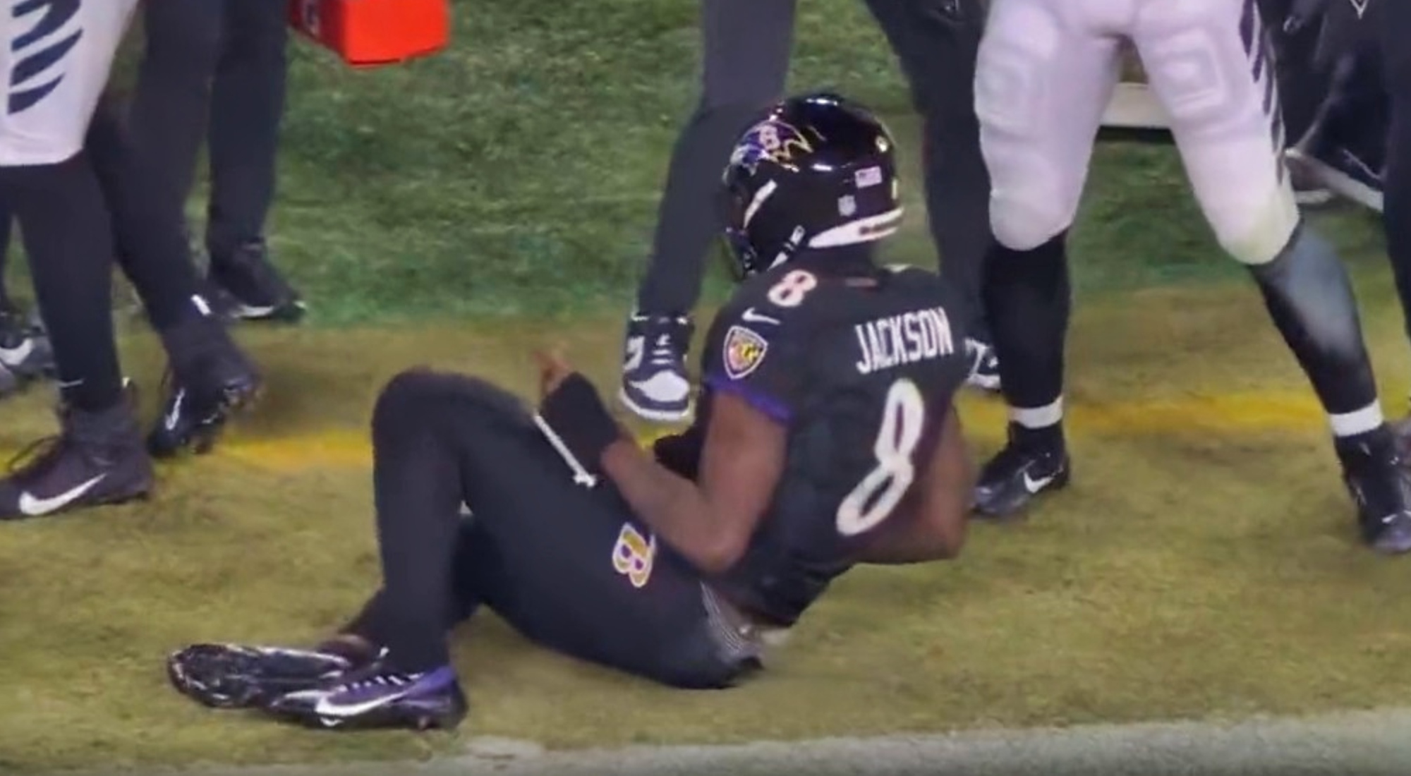 BREAKING: Lamar Jackson Goes Down With Concerning Injury